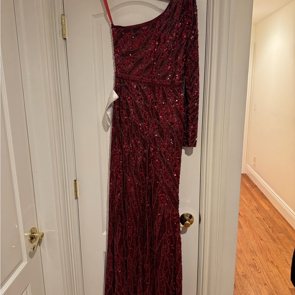 NWT Mac Duggal 4982D Embellished One Sleeve Gown w/ Sequin Belt Burgundy Size 4 - Picture 4 of 8